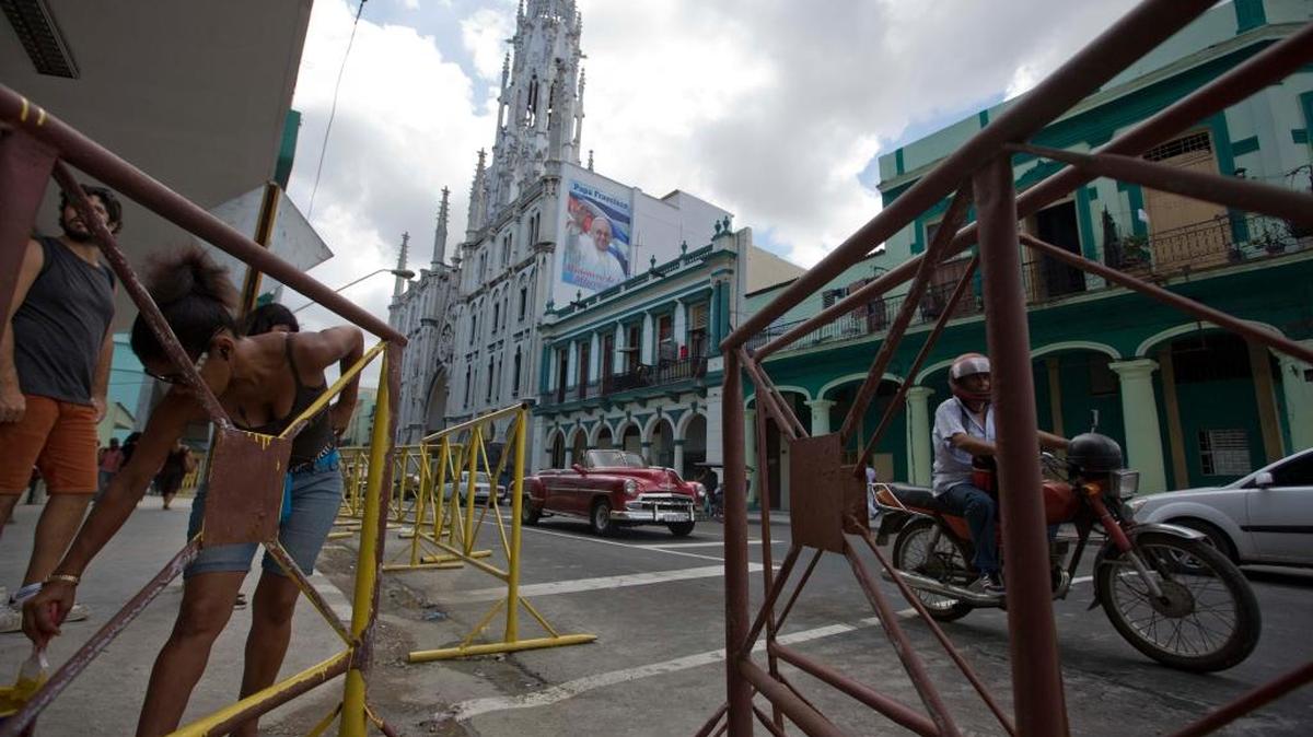 La Iglesia de Reina en La Habana, durante los preparativos para la visita del papa Francisco, en septiembre del 2015. Las prácticas católicas, entre ellas la celebración de la Navidad, significaron durante varias décadas en la isla la condena de quienes las seguían.
