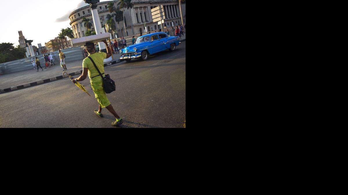 
Un hombre cruza una calle de La Habana cerca del Capitolio.
