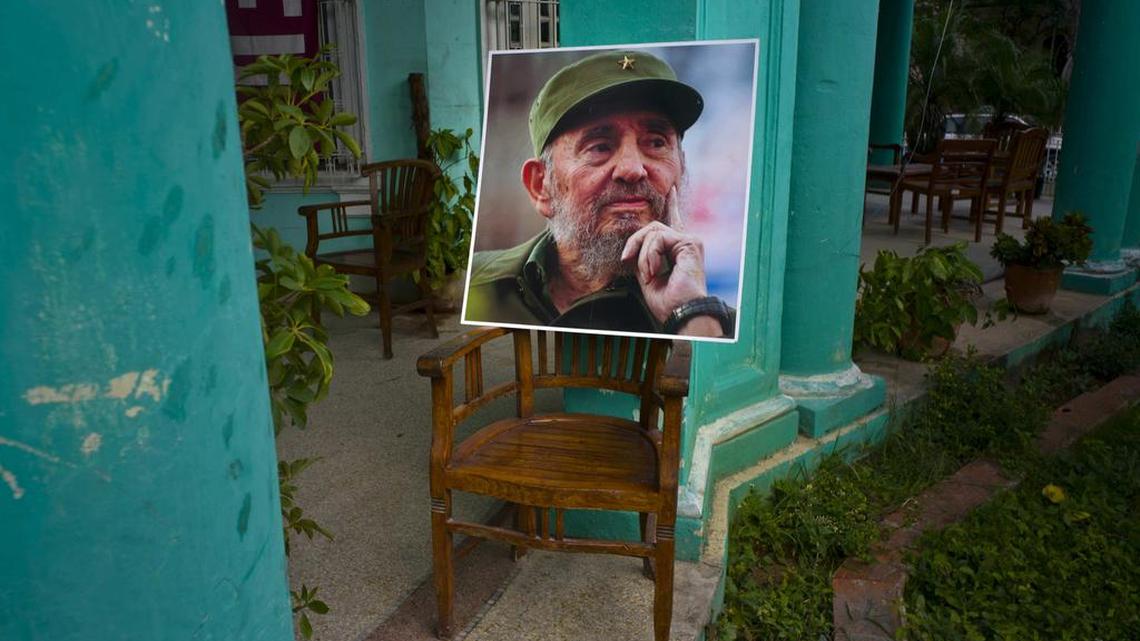 Una imagen del difunto dictador Fidel Castro se destaca sobre una silla en un edificio del gobierno en La Habana.