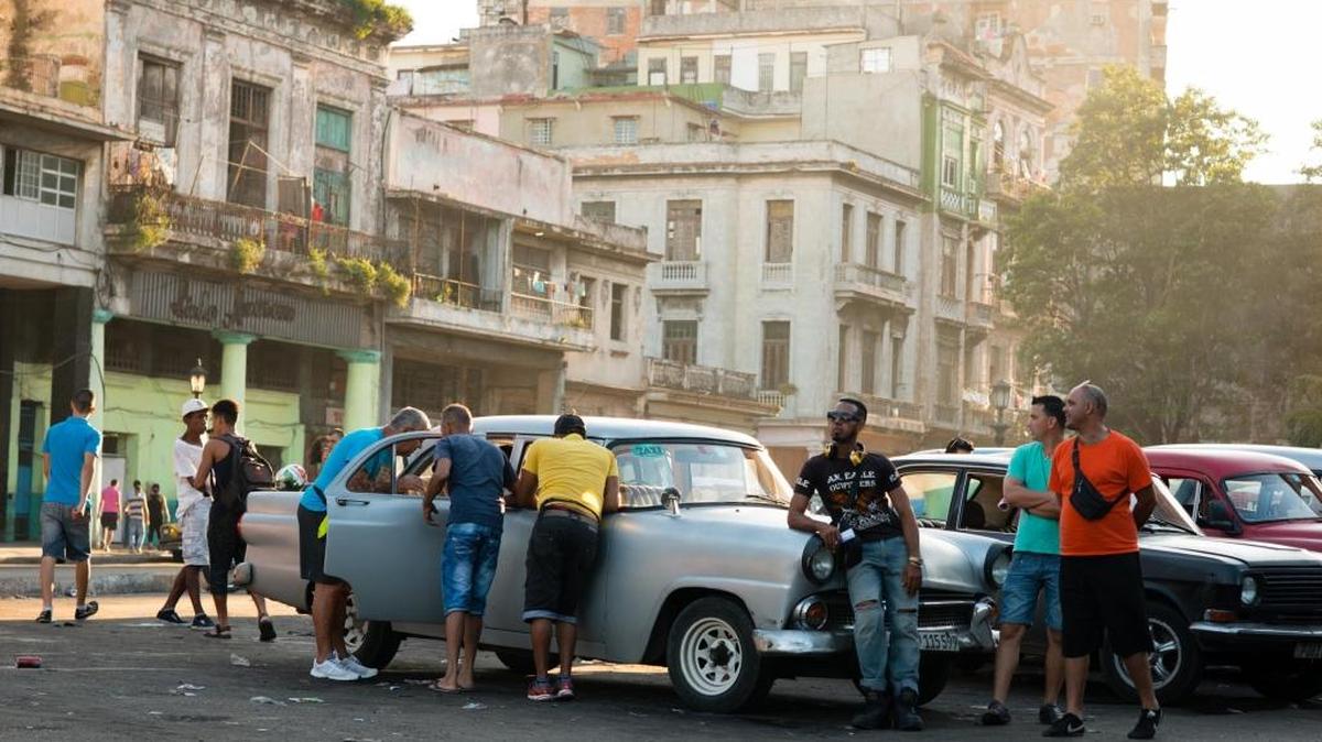 Choferes de taxi esperan por pasajeros en La Habana Vieja.