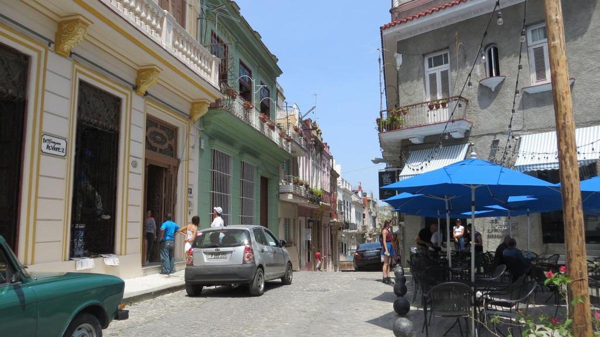 Una calle de la Loma del Ángel donde hay propiedades arregladas en La Habana Vieja.