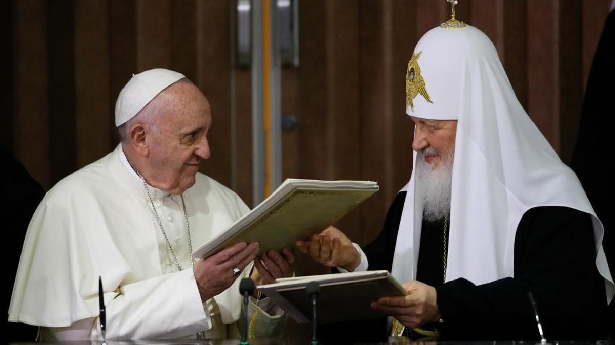 El papa Francisco (izq.) y el patriarca de la Iglesia Ortodoxa Rusa, Kirill, intercambian un documento sobre unidad religiosa en el Aeropuerto José Martí de La Habana, el 12 de febrero.