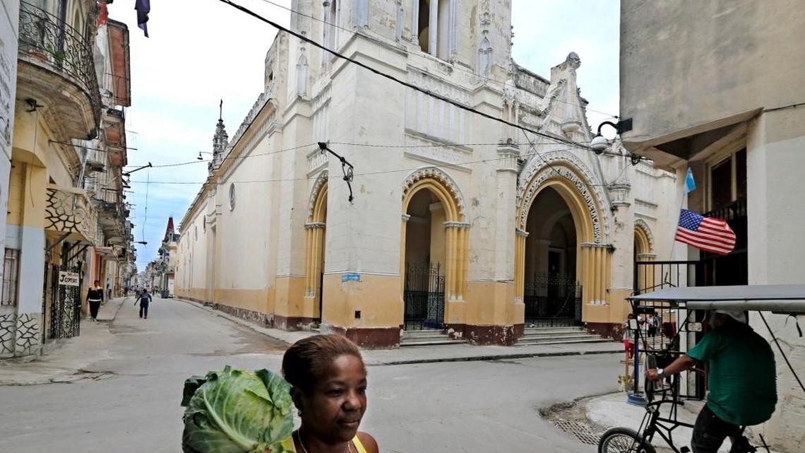 Transeúntes en una calle de La Habana, en marzo de este año.