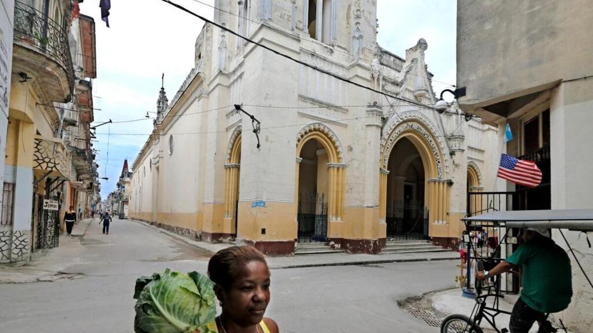 Transeúntes en una calle de La Habana, en marzo de este año.