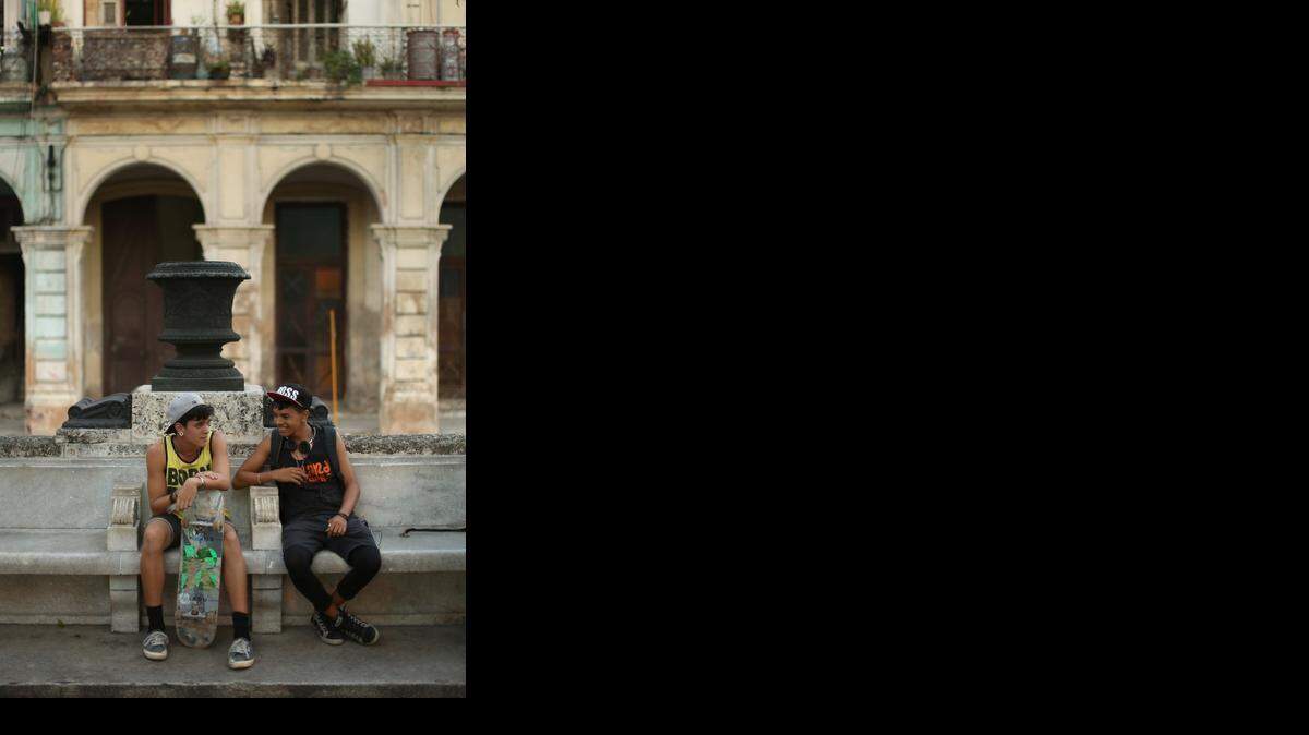 
Dos jóvenes ven pasar a la gente en el histórico Paseo del Prado, en La Habana, el miércoles pasado, mientras se iniciaban conversaciones entre Estados Unidos y Cuba.
