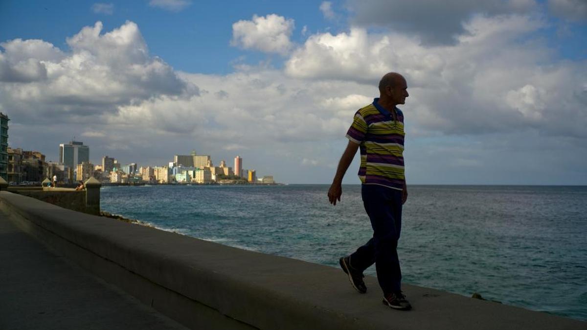 Un hombre camina por el Malecón de La Habana, el 13 de enero, un día después que el entonces presidente Barack Obama anunciara el fin de la política migratoria de pies secos, pies mojados.