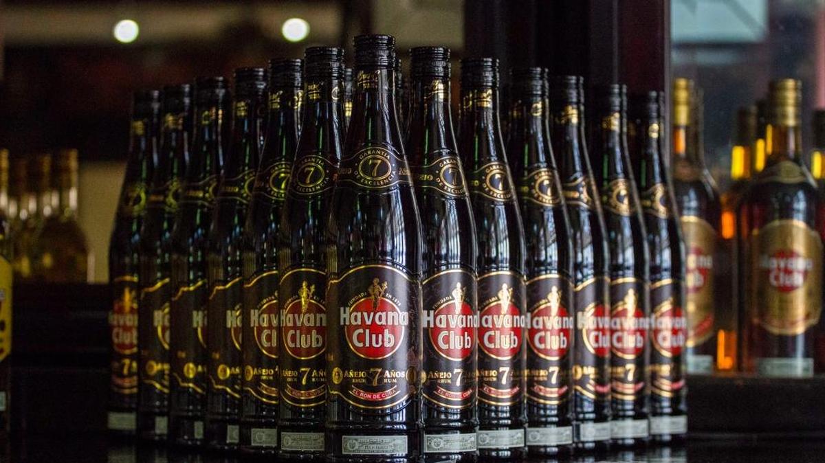 El ron Havana Club en exposición en La Habana. Las nuevas regulaciones anularon el límite de $100 para la importación de ron y tabacos cubanos para consumo personal en EEUU.