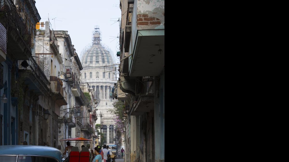 
Un automóvil norteamericano antiguo cruza una calle de la Habana Vieja el pasado abril. Al fondo se destaca el Capitolio Nacional.
