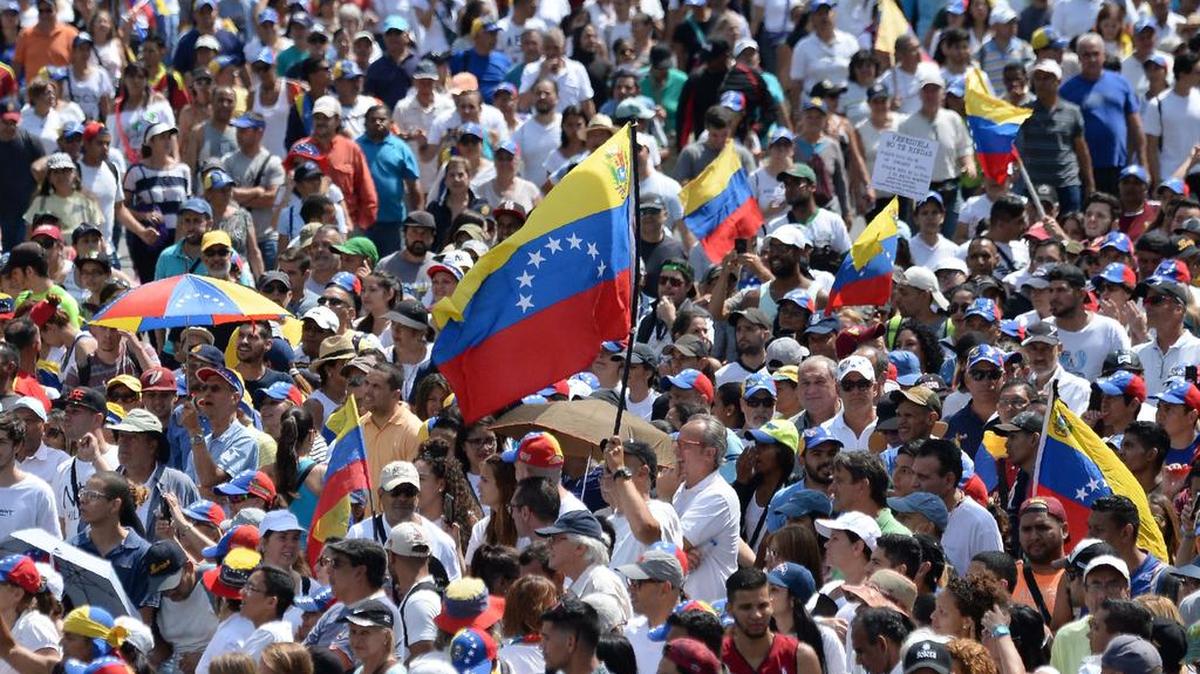 Miles de opositores toman las calles de Caracas el 2 de febrero para mostrar su apoyo al presidente interino de Venezuela, Juan Guaidó.