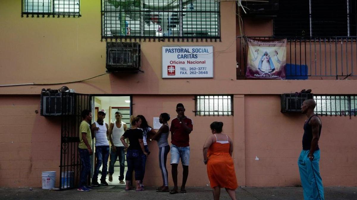 Emigrantes cubanos se reúnen en el exterior de un albergue en Panamá, el 12 de enero, cuando el presidente Barack Obama anunció el fin de la política de pies secos, pies mojados.