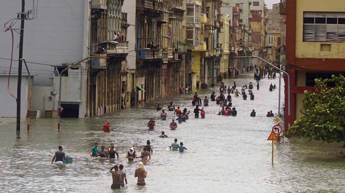 Un grupo de personas cruza una calle inundada en La Habana después del paso del huracán Irma por la costa norte de Cuba, el 10 de septiembre.