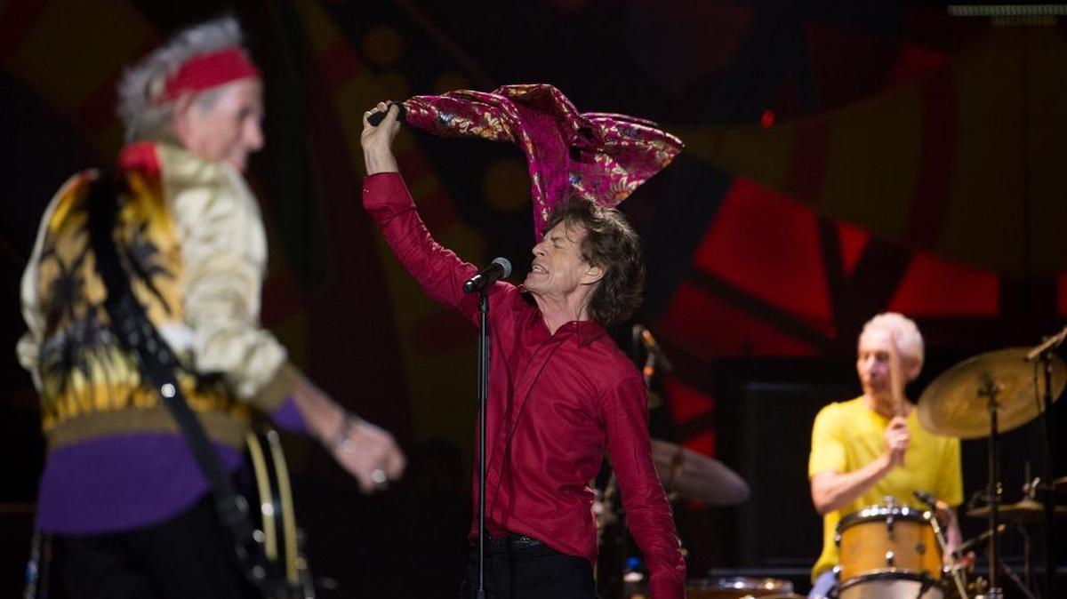 Mick Jagger (al centro), Keith Richards (izq.) y Charlie Watts interpretan su música en Río de Janeiro el pasado febrero. Los Rolling Stones darán un concierto gratis en La Habana el 25 de marzo.