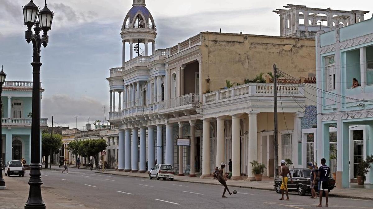 Niños juegan fútbol en una calle de Cienfuegos, Cuba, en septiembre.