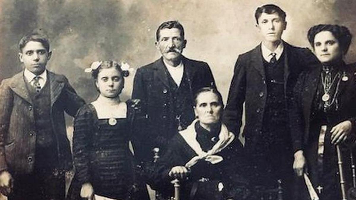 Una foto de la familia Presas tomada en Orense, Asturias, alrededor de 1915, poco antes de que emigraran a Cuba. En el extremo de la derecha, mi abuela Emilia. En el centro, sus padres, y de izquierda a derecha sus hermanos Isaac, María y Avelino.