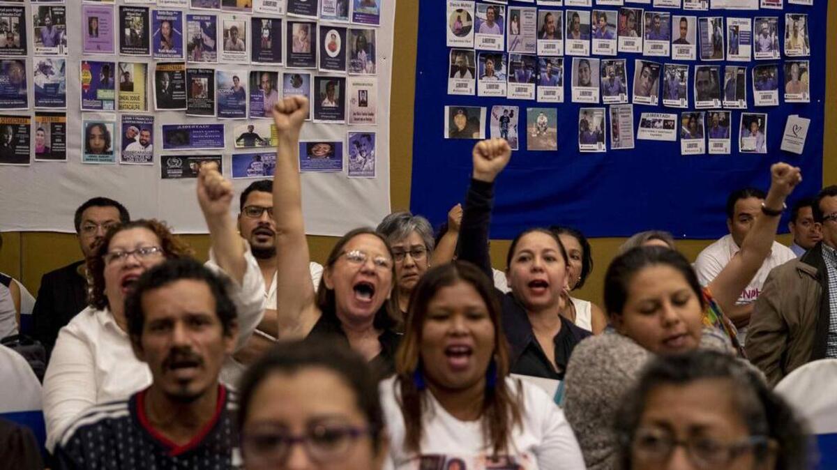 Familiares de presos políticos y de personas asesinadas en las pasadas protestas gritan “Justicia” durante una conferencia de prensa el 10 de diciembre en Managua, Nicaragua, durante el Día Internacional de los Derechos Humanos.
