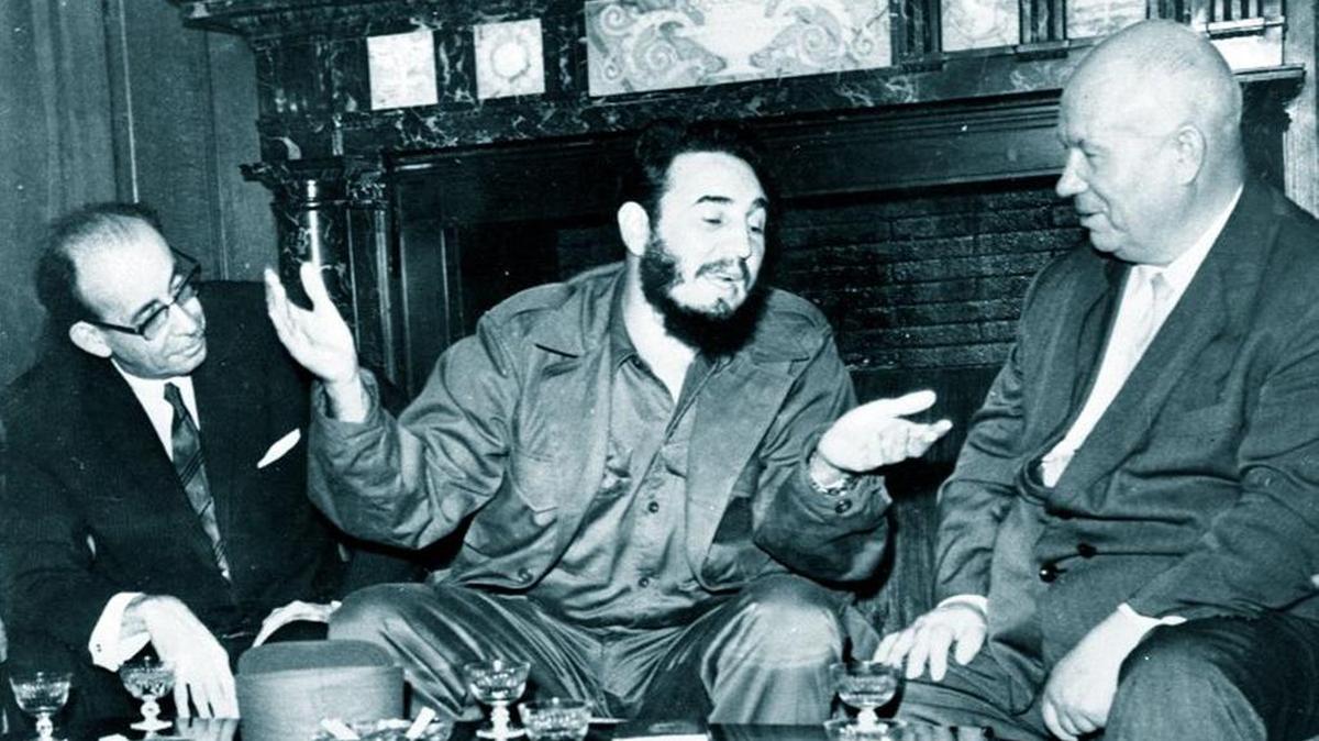 El dictador cubano Fidel Castro (centro) habla el 20 de septiembre de 1960 con el primer ministro soviético Nikita Kruschev (der.) durante la Asamblea General de la ONU en Nueva York, días antes de que se desatara la crisis de los misiles. A la izquierda, el entonces canciller cubano Raúl Roa.
