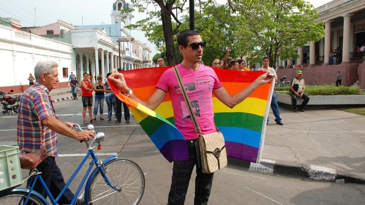 Miembros de la comunidad homosexual de Cuba realizan una marcha contra la homofobia en mayo del 2012, en la ciudad de Cienfuegos.