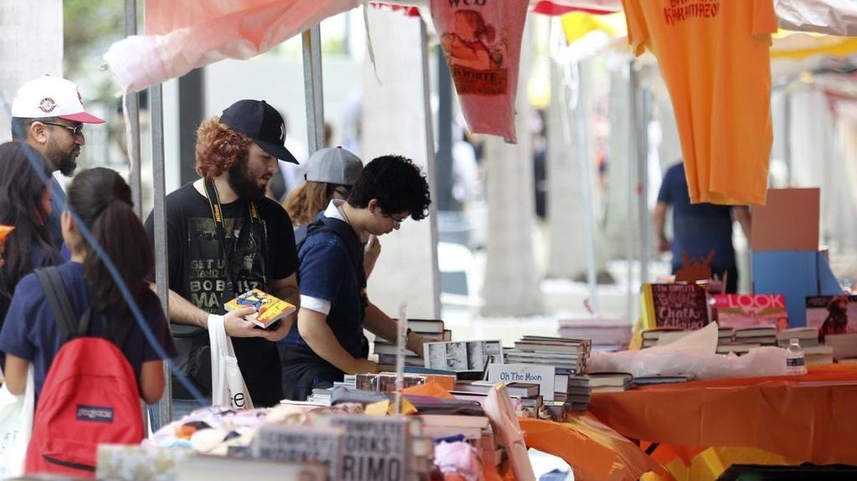 Asistentes a la Feria del Libro de Miami recorren los kioscos el 20 de noviembre.