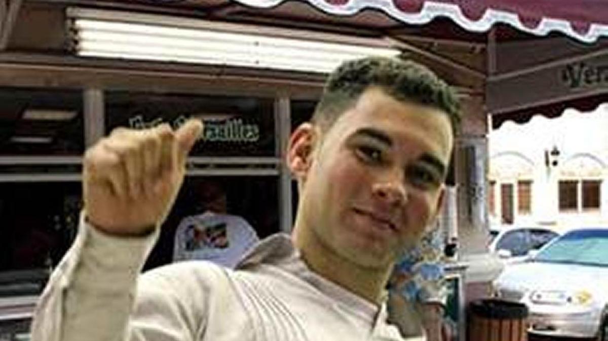 Elián González aparece frente al restaurante Versailles, en Miami, en una foto trucada del sitio El Lumpen.