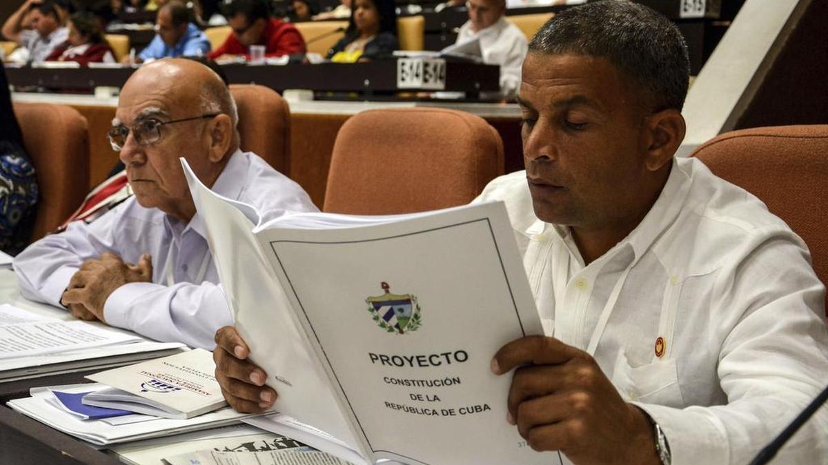 Un miembro de la Asamblea Nacional cubana estudia una actualización propuesta a la Constitución, el 21 de julio.