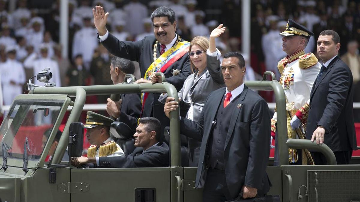 El presidente de Venezuela, Nicolás Maduro, saluda junto a la primera dama, Cilia Flores, en el desfile del Día de la Independencia en Caracas, el 5 de julio.