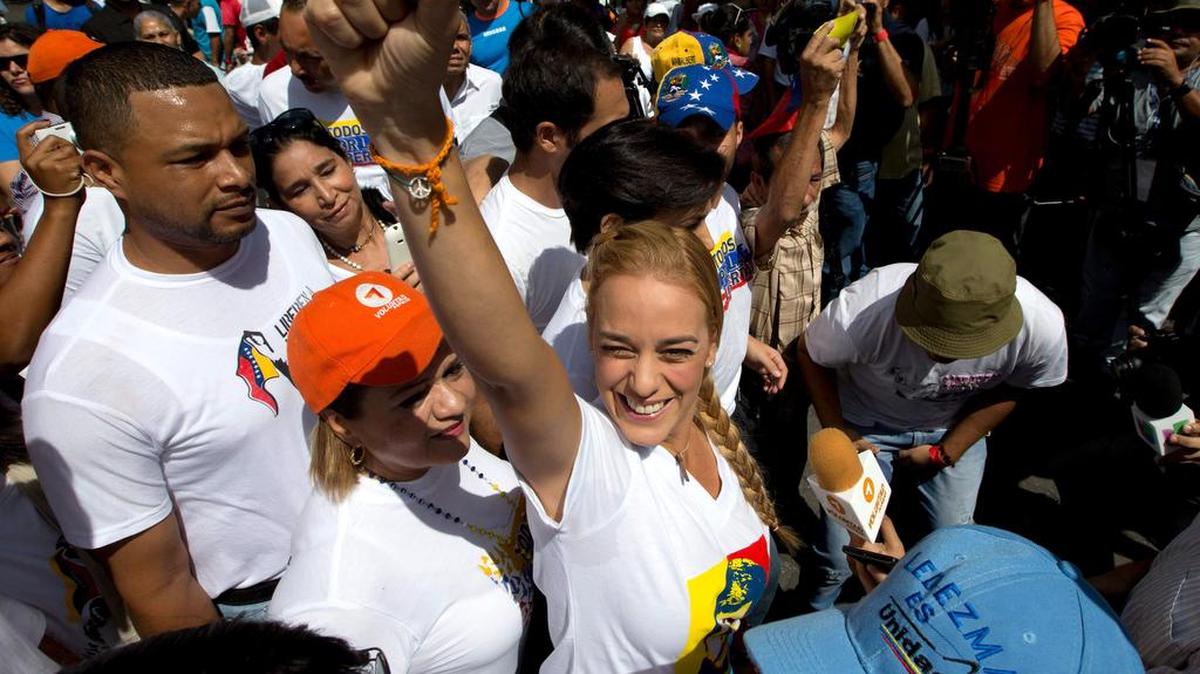 Lilian Tintori (centro), esposa del líder opositor encarcelado Leopoldo López, ha denunciado amenazas de muerte en su contra.