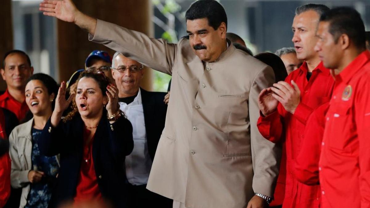 El gobernante venezolano Nicolás Maduro saluda en el exterior del Consejo Nacional Electoral en Caracas, Venezuela.