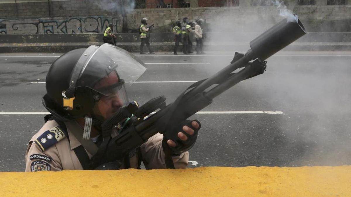 Un policía dispara gases lacrimógenos contra opositores al gobierno en Caracas, el jueves pasado.