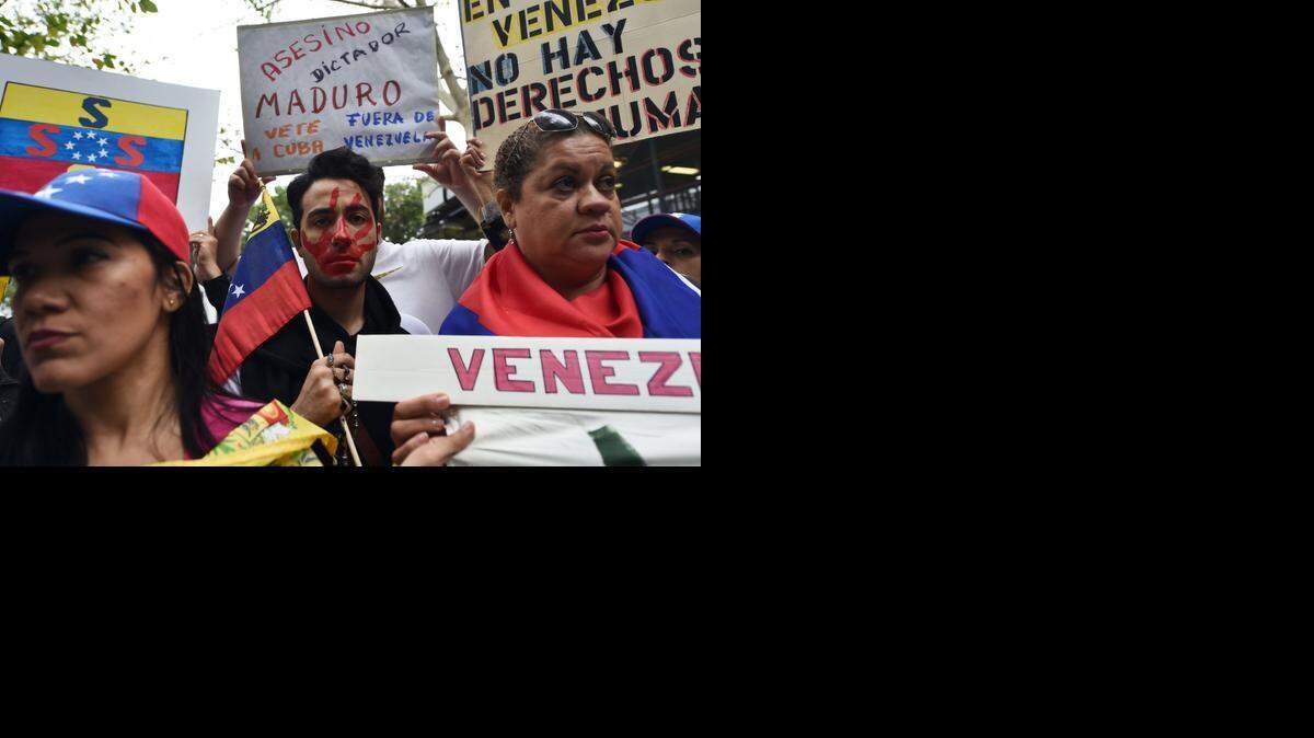 
Un grupo de manifestantes protesta contra el presidente de Venezuela, Nicolás Maduro, cerca del edificio de las Naciones Unidas en Nueva York, el miércoles pasado.
