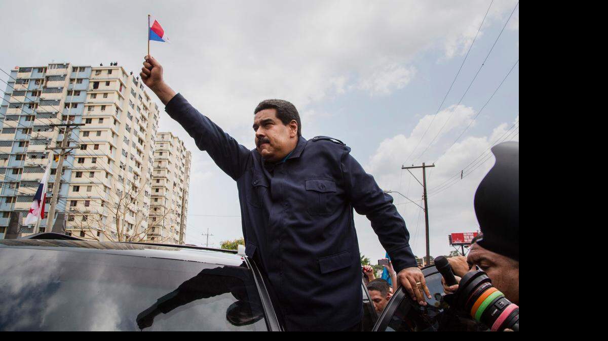 
El presidente venezolano Nicolás Maduro agita una pequeña bandera panameña tras un homenaje a las víctimas de la invasión norteamericana de 1989 para derrocar a Manuel Noriega.
