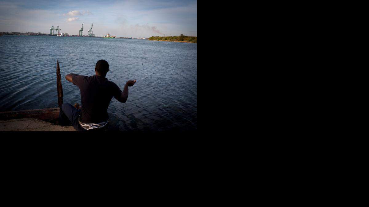 
Un hombre pesca cerca del puerto del Mariel, en la costa norte de Cuba, donde la empresa brasileña Odebrecht SA llevó a cabo una expansión de $1,000 millones este año.
