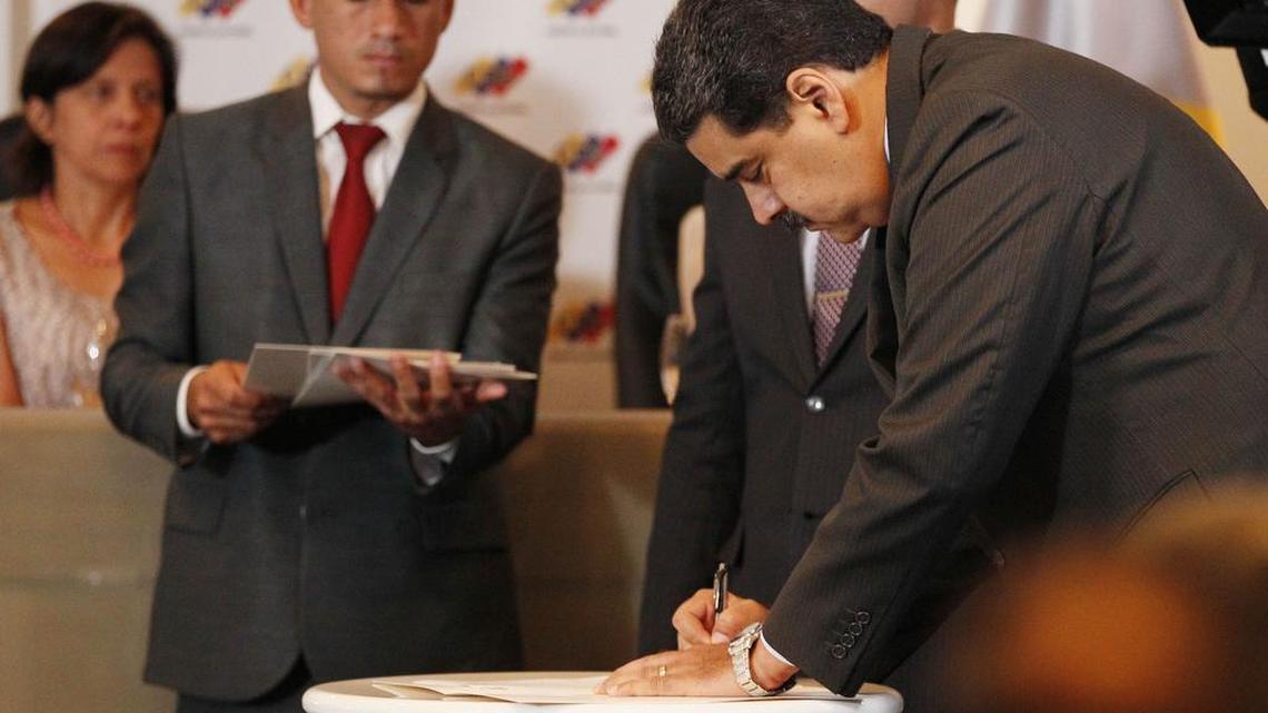 El presidente de Venezuela, Nicolás Maduro, firma el 2 de marzo en Caracas un documento que define las garantías de la elección presidencial.