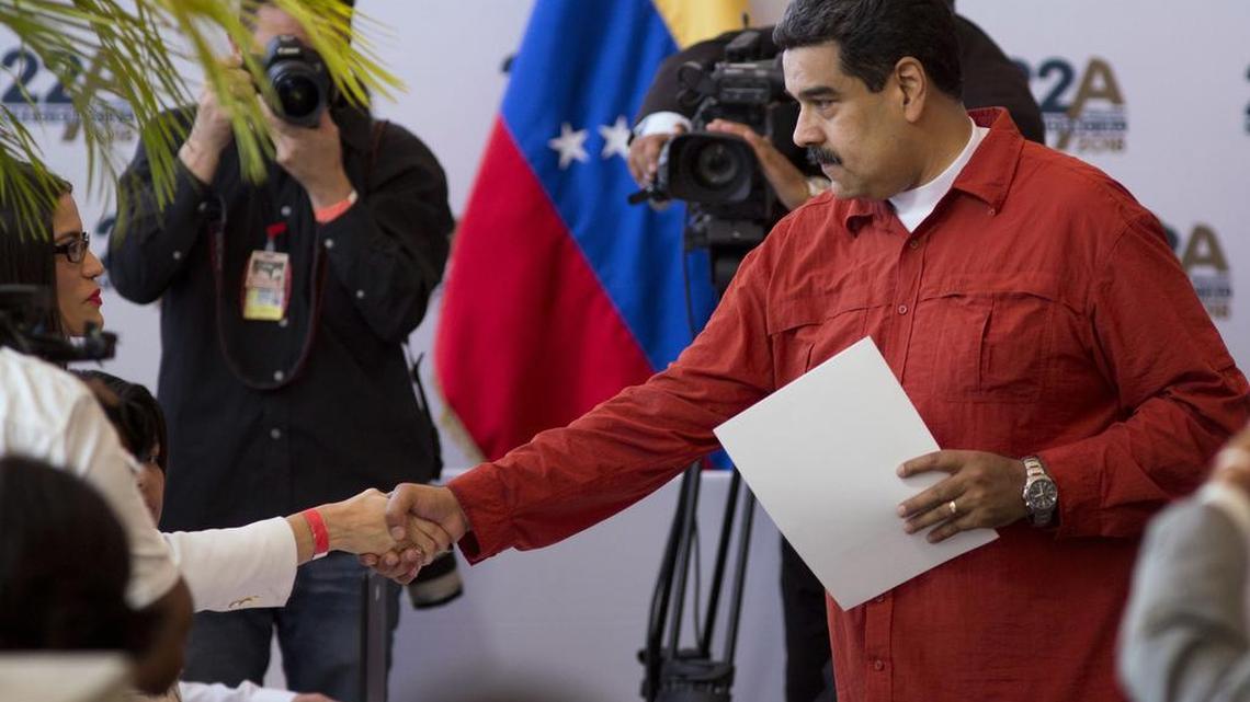 El presidente de Venezuela, Nicolás Maduro, saluda a un miembro del Consejo Nacional Electoral el 27 de febrero, después de formalizar su candidatura a la reelección.