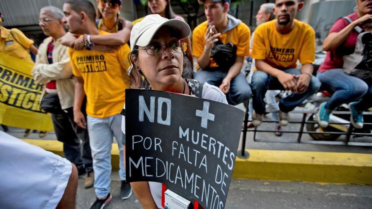 Una manifestante lleva un cartel que denuncia la falta de medicamentos en Venezuela, el 17 de noviembre, en Caracas.