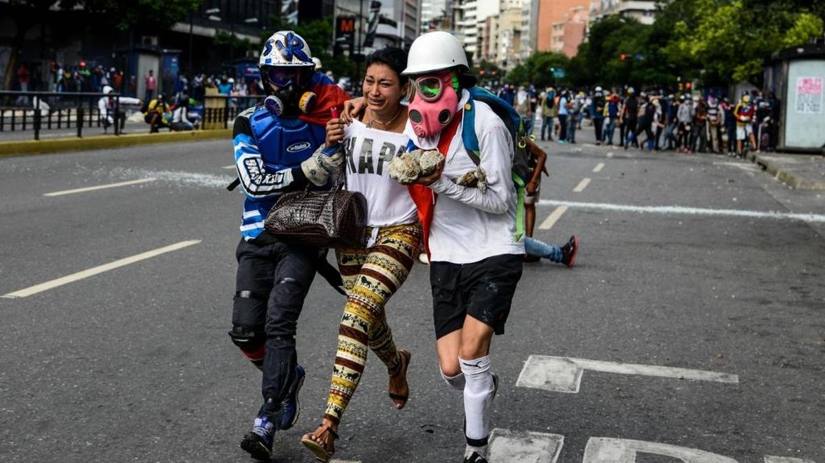 Una mujer recibe asistencia en una protesta contra el gobierno de Maduro ante la sede del Tribunal Supremo de Justicia en Caracas, el 12 de junio.
