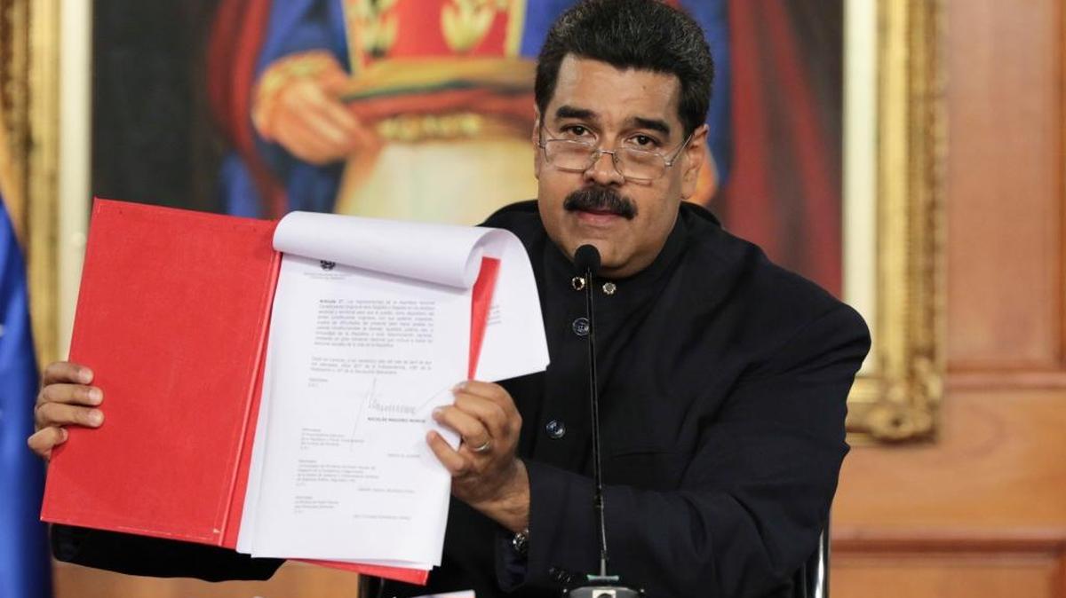 Fotografía cedida por la oficina prensa del Palacio de Miraflores, del gobernante de Venezuela, Nicolás Maduro, muestra el documento del decreto que da vía a un proceso constituyente el lunes 1 de mayo de 2017, en Caracas (Venezuela).