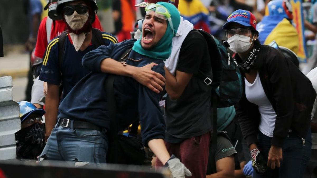 Un manifestante opuesto al gobierno de Maduro grita a las fuerzas de seguridad que impiden llegar hasta la Corte Suprema, en Caracas, el 22 de julio.