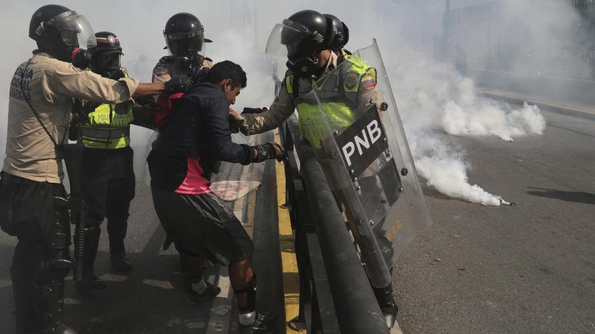 Policías venezolanos detienen a un manifestante en Caracas, el pasado 20 de mayo. No se ve una solución inmediata a la crisis en el país sudamericano.