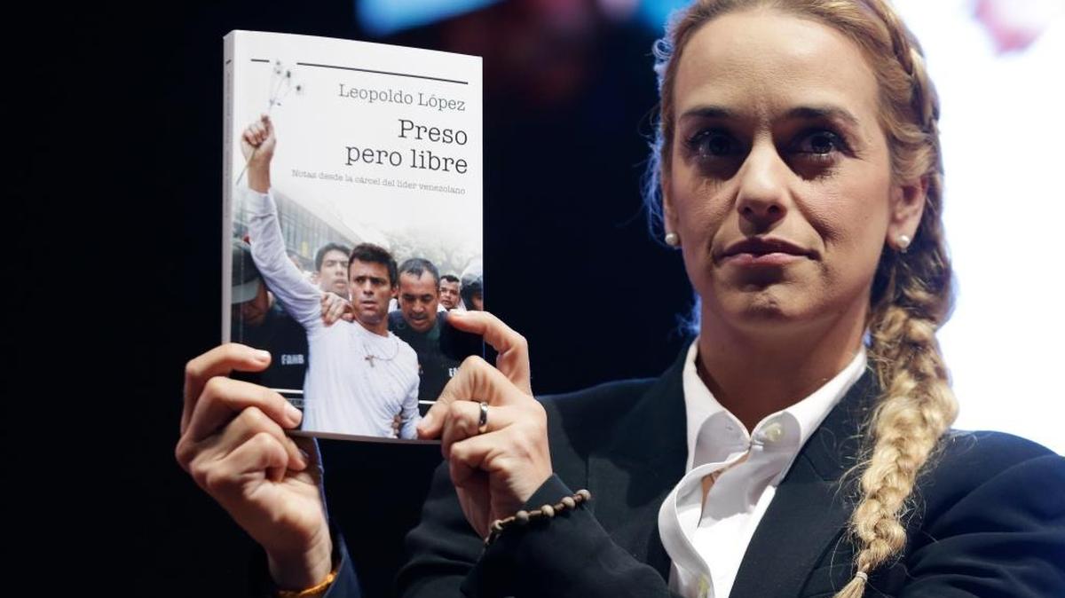 Lilian Tintori, esposa del líder opositor venezolano Leopoldo López, sentenciado a casi 14 años de cárcel, muestra el libro de su esposo titulado Preso pero libre, al presentar la obra en Bogotá, en mayo de este año.