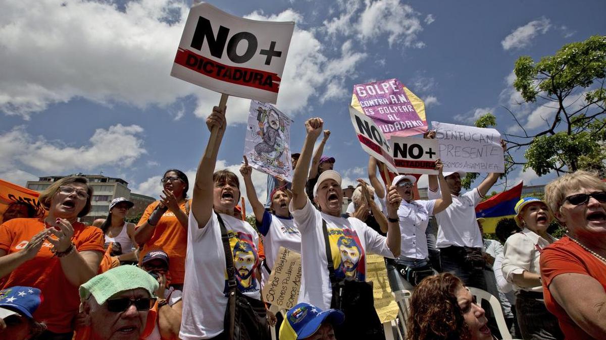 Miembros de la oposición gritan consignas contra el presidente venezolano Nicolás Maduro durante una sesión de la Asamblea Nacional en Caracas, el 1 de abril.