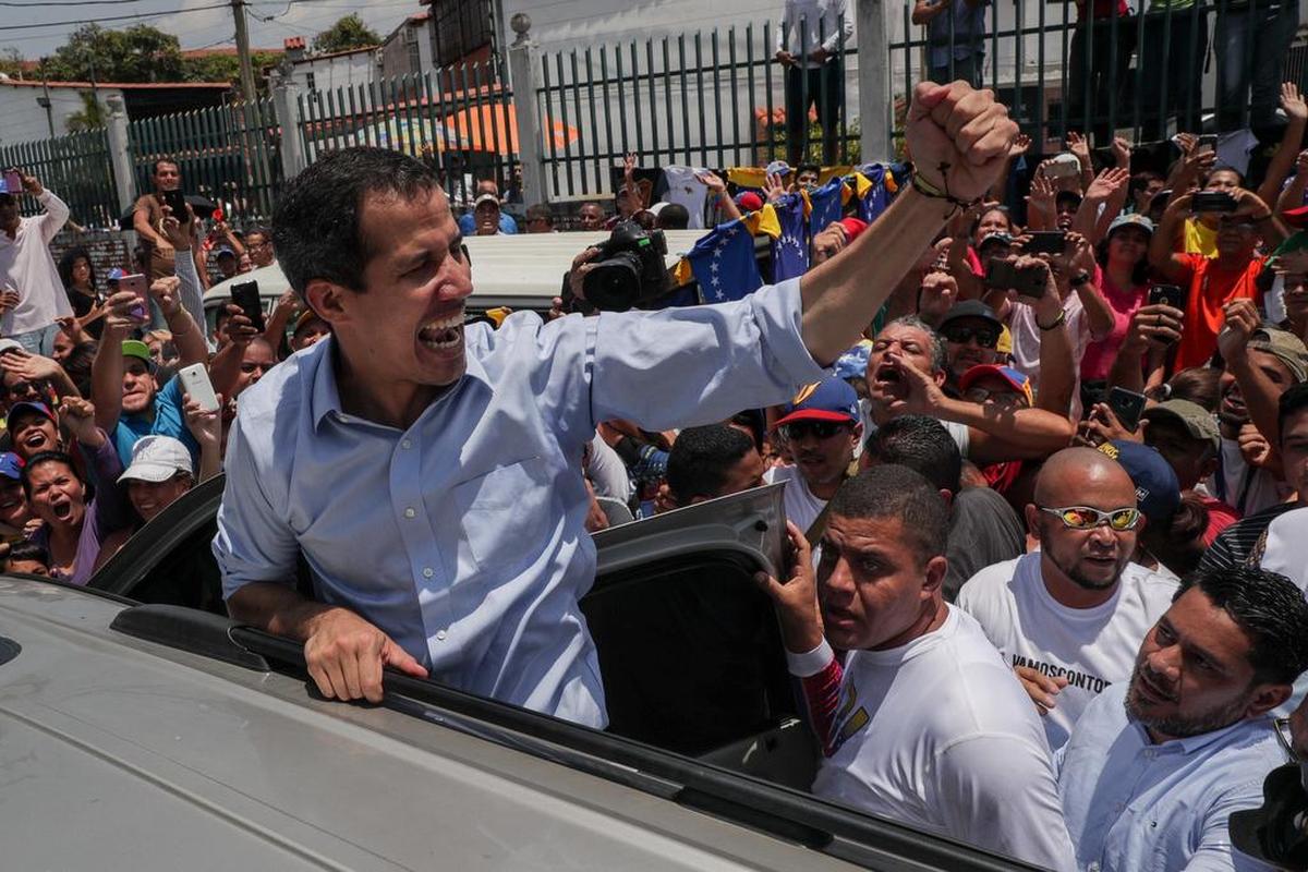 Juan Guaidó, saluda a sus simpatizantes durante un acto en Guatire (Venezuela). Archivo/EFE/ Rayner Peña