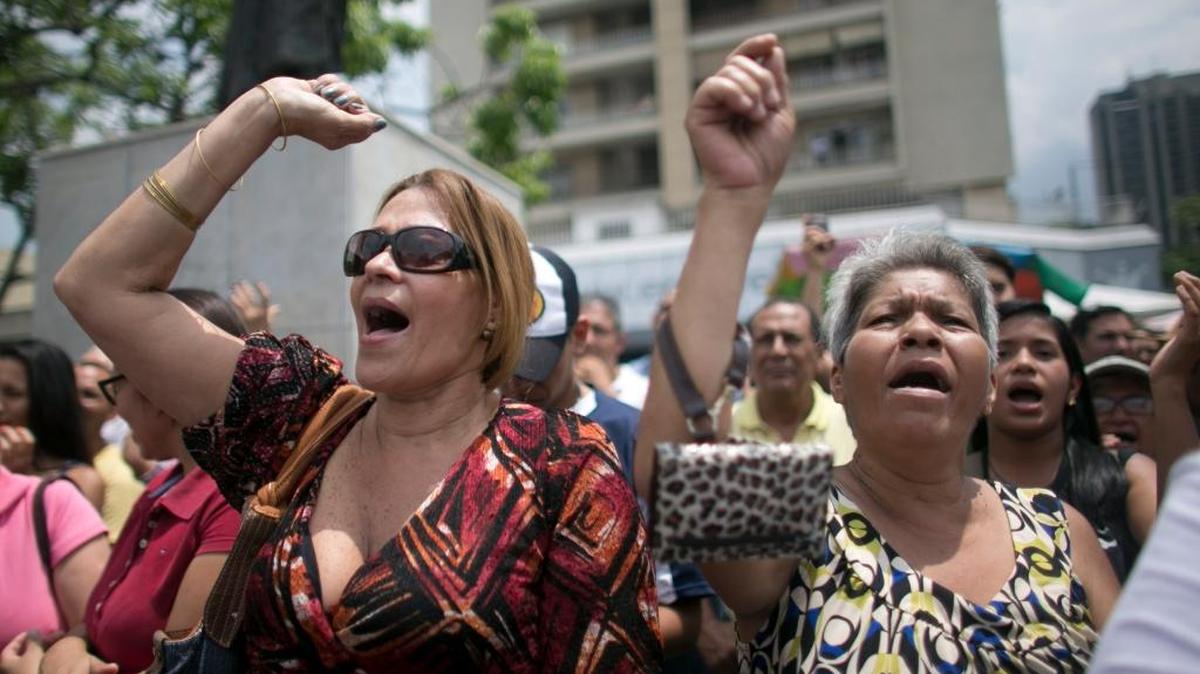 Una multitud protesta contra el gobierno en Caracas, el miércoles pasado, durante una campaña de recogida de firmas organizada por la oposición para realizar un referendo revocatorio contra el presidente Nicolás Maduro.
