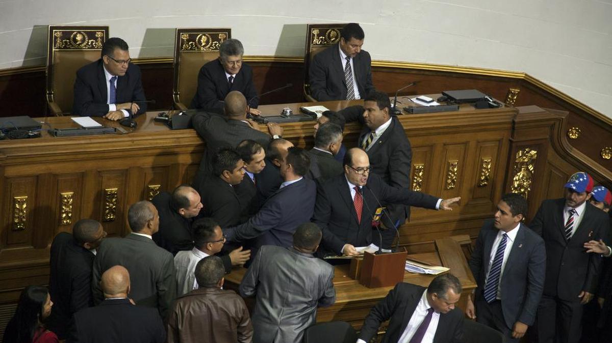 Diputados oficialistas y opositores discuten en la Asamblea Nacional de Venezuela, el martes pasado. Por primera vez en 17 años, la oposición es mayoría en el parlamento.