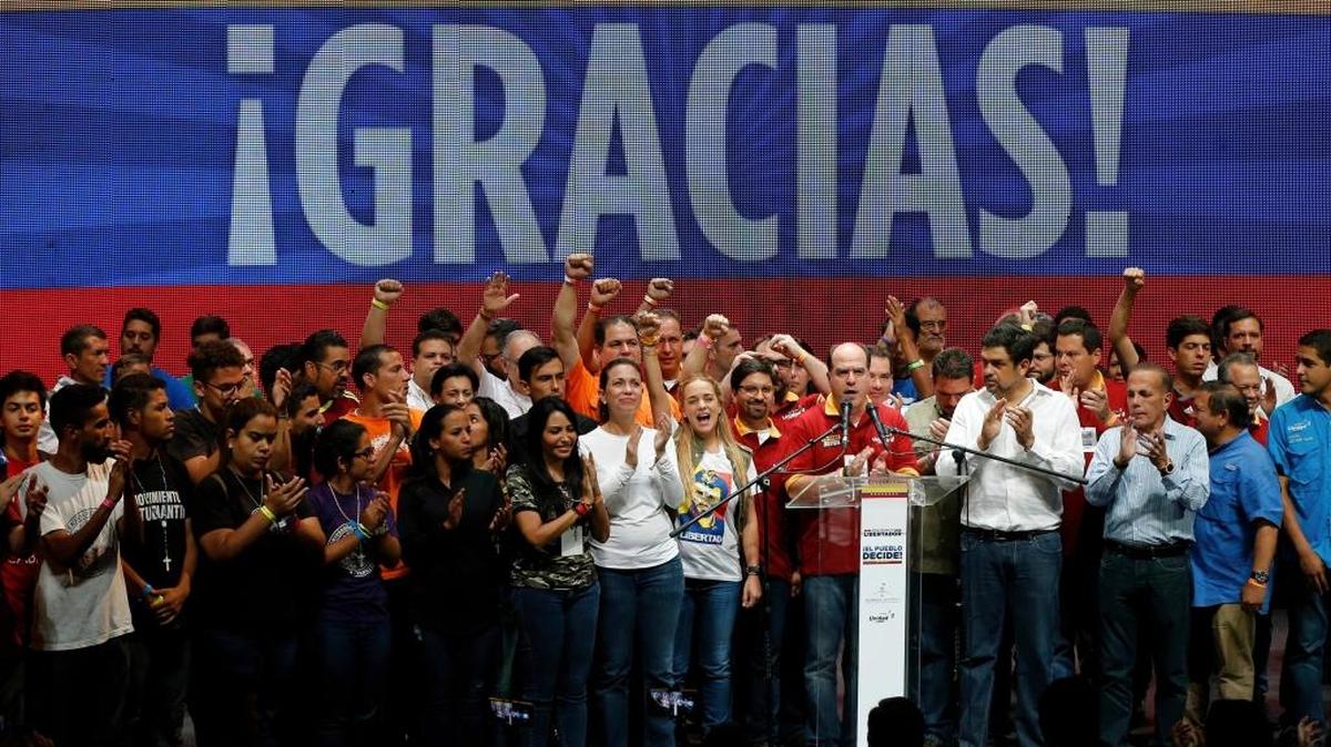 Líderes de la oposición celebran después de los resultados del referendo simbólico, el 16 de julio, en Caracas.