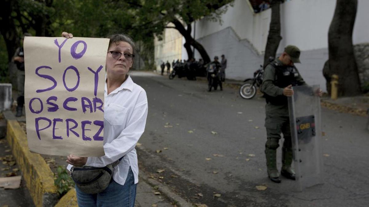 Una mujer que dijo ser partidaria del policía rebelde Oscar Pérez protesta por la muerte del insurgente cerca de la morgue en Caracas donde tienen su cadáver, el 17 de enero.