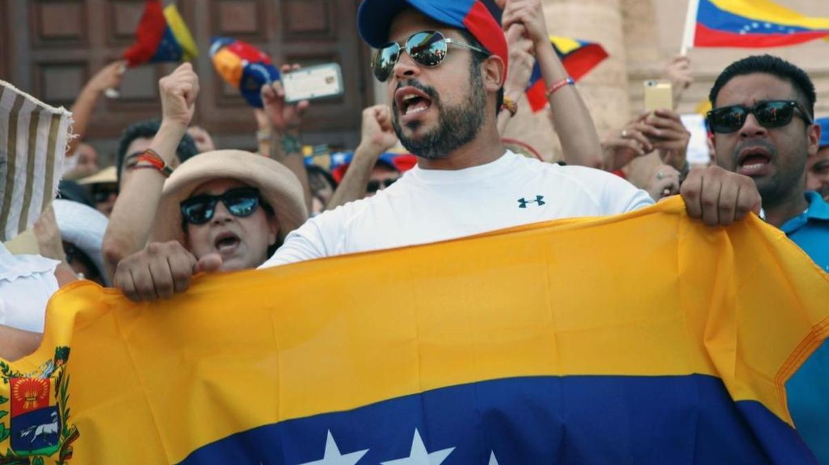 Axel Power (centro), venezolano exiliado fue uno de los cientos de venezolanos que se manifestaron en Miami contra el gobierno de Nicolás Maduro el 3 de septiembre del 2016.