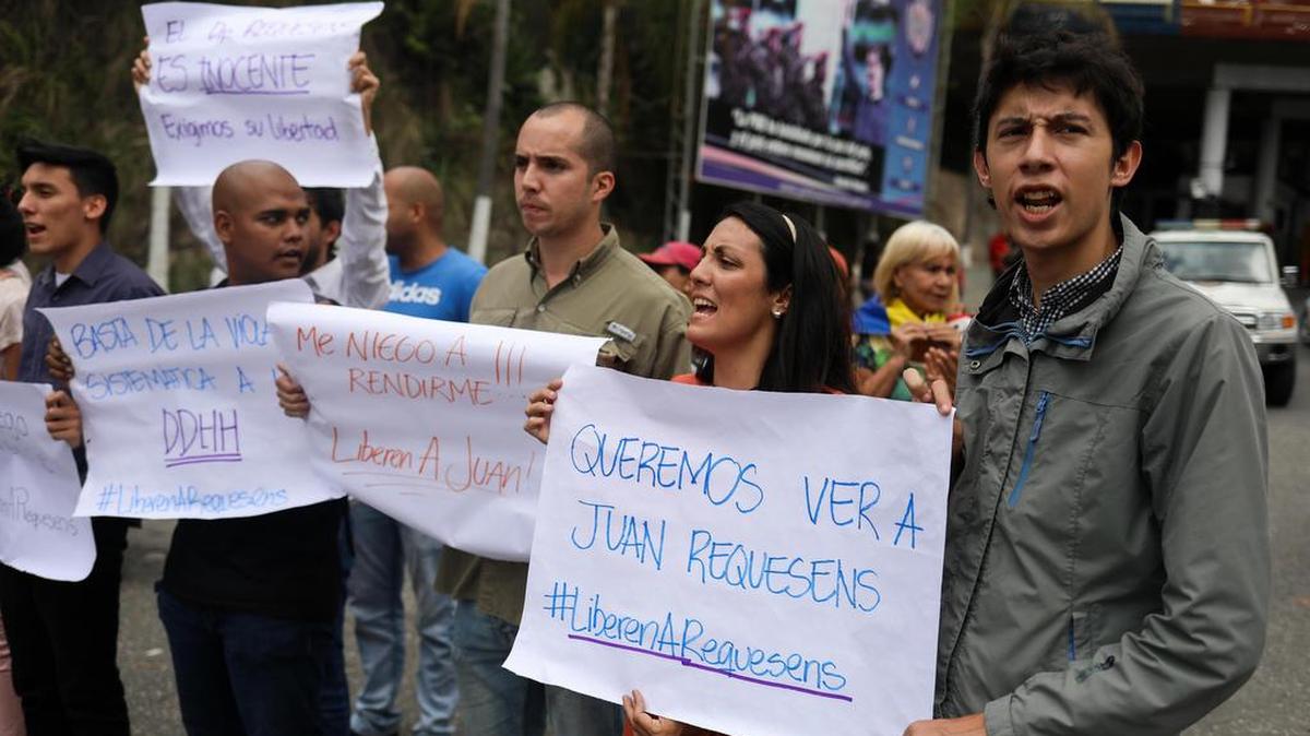Manifestantes en Caracas protestan por la detención del diputado Juan Requesens frente a la sede del Servicio Bolivariano de Inteligencia (Sebin), el 30 de agosto.
