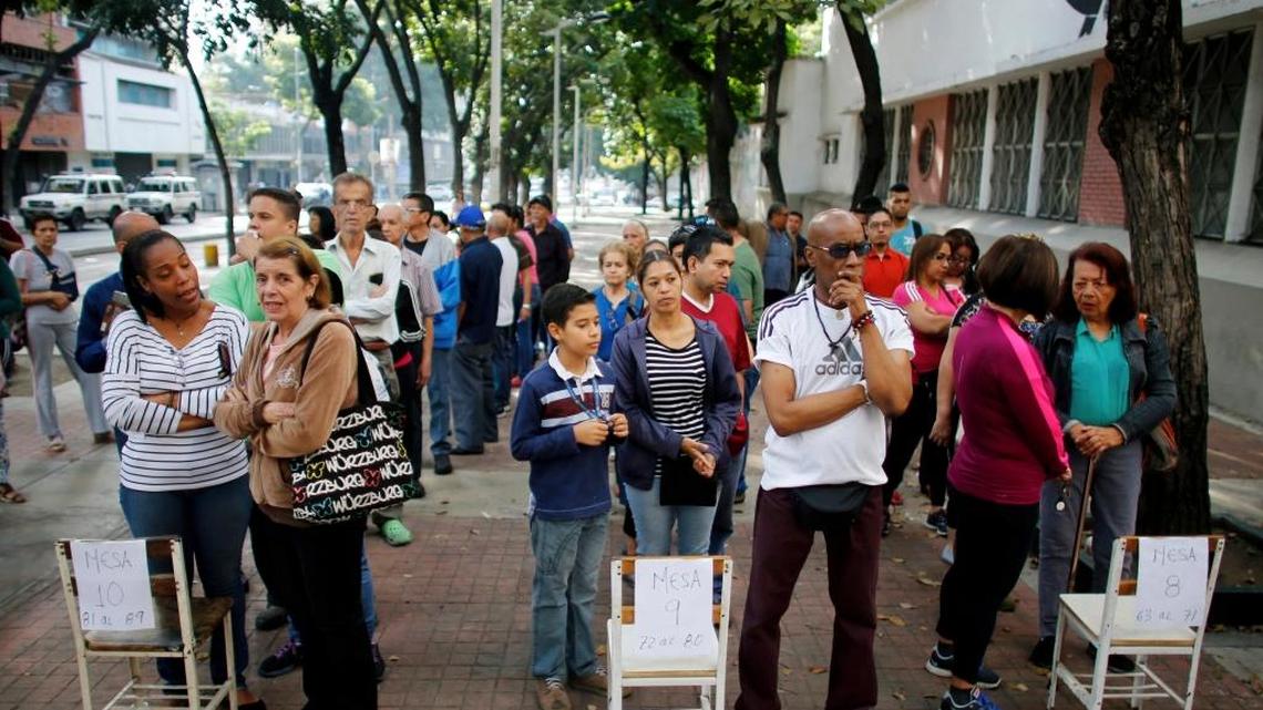 Venezolanos esperan en línea en un centro de votación en Caracas para ofrecer su voto sobre la Asamblea Constituyente impuesta por Maduro, el 30 de julio. El 15 de octubre se celebra una elección de gobernadores.