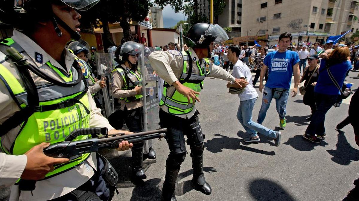 La policía venezolana trata de dispersar una manifestación de opositores al gobierno en Caracas, el 16 de septiembre. Los manifestantes exigían la celebración del referendo revocatorio contra el presidente Nicolás Maduro.