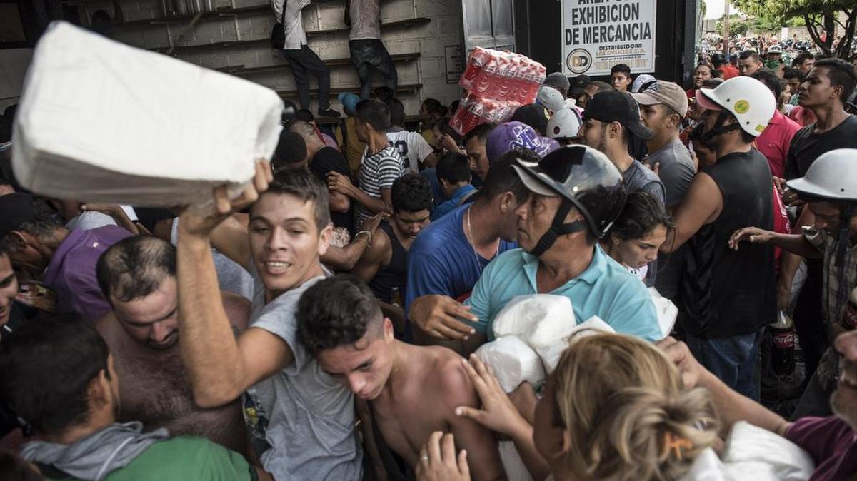 Una multitud saquea un almacén de alimentos en la población venezolana de La Fría, en Táchira, el 17 de diciembre, después que el presidente Nicolás Maduro anunció la eliminación del billete de 100 bolívares.